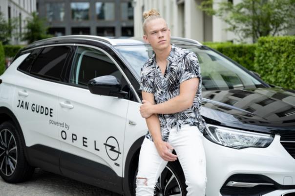 Influencer und Model Jan Gudde ist neuer Markenbotschafter von Opel